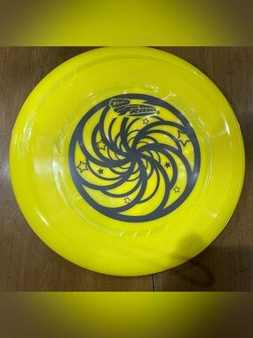 Bright Yellow Star Spiral Flying Disc New Frisbee - Outdoor Pet Play